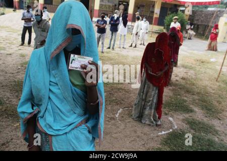 Sheoganj, Indien. September 2020. Eine Frau zeigt ihren Personalausweis, während sie in einer Warteschlange wartet, um ihre Stimme in einem Wahlzentrum während der ersten Phase der gram panchayat (Dorfrat) Wahlen in einem Dorf Sirohi Bezirk im westlichen indischen Bundesstaat Rajasthan abzugeben. Kredit: SOPA Images Limited/Alamy Live Nachrichten Stockfoto