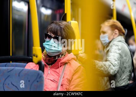 Moskau. Russland. 17. September 2020 Frauen in einem Stadtbus. Auf den Gesichtern der Passagiere sind Schutzmasken. Präventionsmaßnahmen gegen Viren Stockfoto