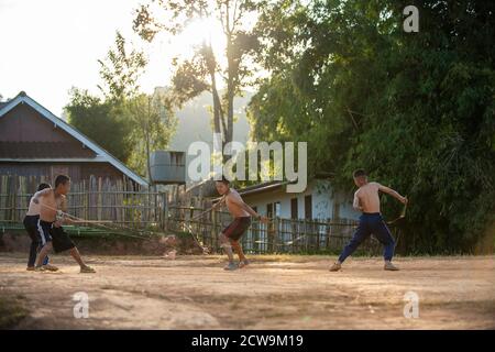 Chiang Mai / Thailand - 16. Jan 2016: Eine Gruppe von Jungs spielen top für Spaß. Spinning Tops sind eine Art thailändisches Spiel. In den Abendstunden auf dem Land in No Stockfoto