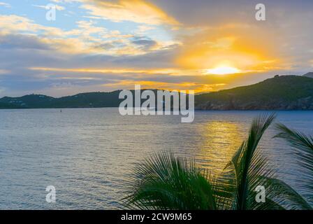 Sonnenuntergang über Pacquereau Bay auf Saint Thomas Island, amerikanische Jungferninseln, USA. Stockfoto