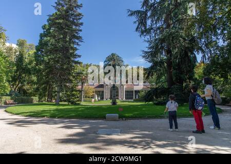 Madrid, September 28. Dezember 2020. Besucher besuchen den Königlichen Garten, in dem eine Ausstellung mit dem Titel "Zwischen Manila und Kanton, Asiatische botanische Kunst im Königlichen Garten" in Madrid, Spanien, am 28. September 2020 stattfindet. Die Ausstellung dauert bis zum 8. Dezember 2020. Quelle: Meng Dingbo/Xinhua/Alamy Live News Stockfoto