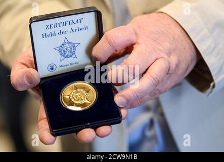 Berlin, Deutschland. September 2020. Stefan Wolle, Historiker, zeigt eine Nachbildung des Ordens 'Held der Arbeit' im DDR-Museum. (An ''Held der Arbeit' - DDR-Orden zum letzten Mal im Oktober 1989 vergeben') Quelle: Britta Pedersen/dpa-Zentralbild/dpa/Alamy Live News Stockfoto