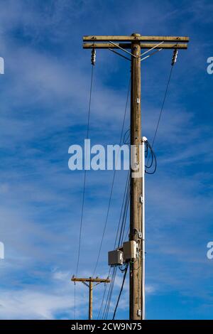 Abstraktes Bild von abgetrennten Stromleitungen, die auf einem Hydro montiert sind Pole in Stevestom British Columbia Kanada Stockfoto