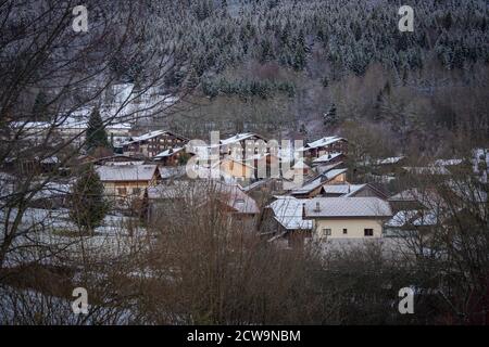Die schönen Berghütten in Thollon Les Memises, Frankreich im Winter Stockfoto