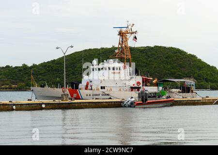 United States Coast Guard Cutter (USCGC) Matinicus (WPB-1315) ist ein Patrouillenboot der Inselklasse, das in Saint Thomas, US Virgin Islands, USA, angedockt ist. Stockfoto