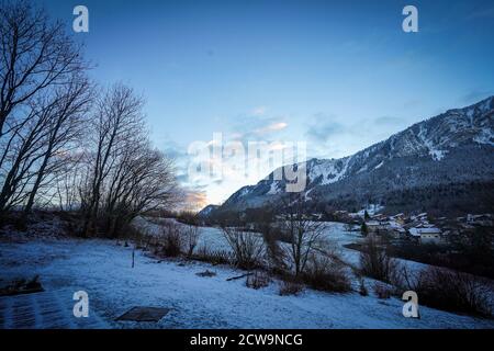 Die schönen Berghütten in Thollon Les Memises, Frankreich im Winter Stockfoto