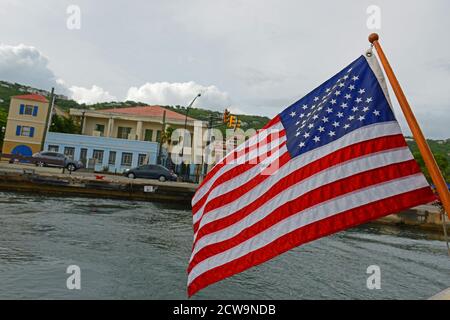 USA Nationalflagge auf einer Fähre in Charlotte Amalie auf St. Thomas Island, US Jungferninseln, USA. Stockfoto