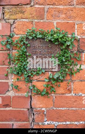 Auf dieser Seite September 5. 1782 nichts passiert Plakette auf einem cotswold Steinhaus in Tewkesbury, Cotswolds, Gloucestershire, England Stockfoto
