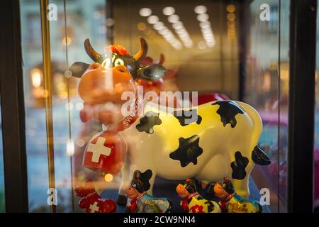 Verschiedene schweizer Souvenirs zum Verkauf in der Schweiz Stockfoto