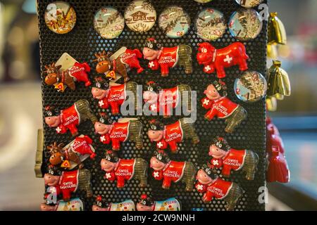 Verschiedene schweizer Souvenirs zum Verkauf in der Schweiz Stockfoto