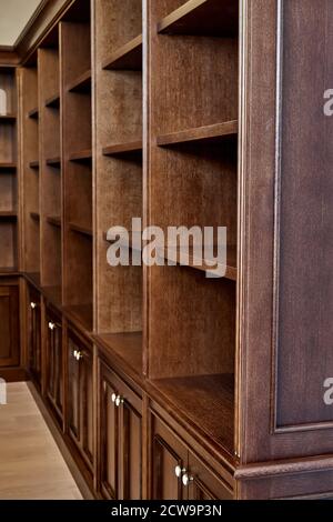 Home-Bibliothek. Detail der antiken hölzernen Bücherregal mit leeren Regalen in Haus Bibliothek im Haus platziert Stockfoto