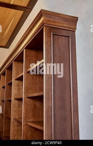 Home-Bibliothek. Detail der antiken hölzernen Bücherregal mit leeren Regalen in Haus Bibliothek im Haus platziert Stockfoto