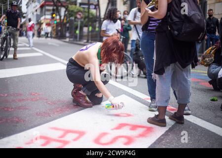 Bogota, Kolumbien. September 2020. Eine Frau bemalt den Boden mit einem Spray. Im Obersten Gerichtshof von Kolumbien trafen sie sich, um für die Legalisierung von Abtreibungen im Land zu demonstrieren, ein Teil des Protestes war, mit grüner Farbe ein früheres Graffiti von nicht-Abtreibungsbefürwortern gemacht zu bedecken. Quelle: Daniel Garzon Herazo/ZUMA Wire/Alamy Live News Stockfoto