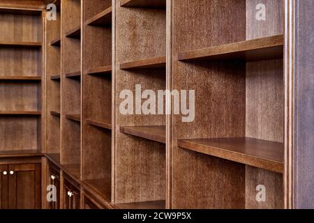 Home-Bibliothek. Detail der antiken hölzernen Bücherregal mit leeren Regalen in Haus Bibliothek im Haus platziert Stockfoto