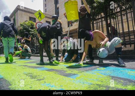 Bogota, Kolumbien. September 2020. Frauen protestierten vor dem Obersten Gerichtshof von Kolumbien versammelten sich, um für die Legalisierung von Abtreibungen im Land zu demonstrieren, war ein Teil des Protests, mit grüner Farbe ein früheres Graffiti von nicht-Abtreibungsbefürwortern gemacht zu bedecken. Quelle: Daniel Garzon Herazo/ZUMA Wire/Alamy Live News Stockfoto