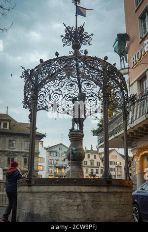 Wunderschöne Stadt Zürich im Dawn Stockfoto