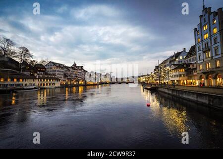 Wunderschöne Stadt Zürich im Dawn Stockfoto