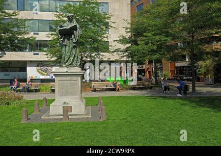 rotterdam, niederlande - 2020-09-07: desiderius erasmusbronzendenkmal von hendrick de keyser von 1622 am grotekerkplein -- [credit: joachim affeldt - Stockfoto