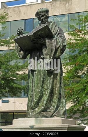 rotterdam, niederlande - 2020-09-07: desiderius erasmusbronzendenkmal von hendrick de keyser von 1622 am grotekerkplein -- [credit: joachim affeldt - Stockfoto