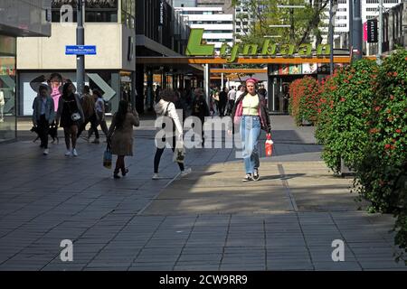 rotterdam, niederlande - 2020-09-07: Leute, die in lijnbaan im Stadtzentrum von rotterdam einkaufen -- [credit: joachim affeldt - größeres Format verfügbar Stockfoto