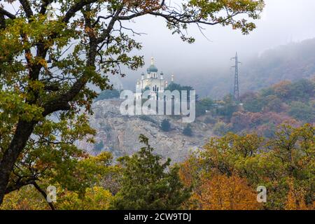 Blick auf die Foros-Kirche auf der Krim am 18. Oktober 2019. Schöne Herbstlandschaft mit einem der Sehenswürdigkeiten der Krim. Stockfoto