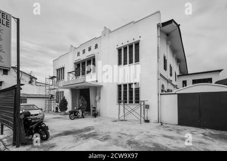 George Town, Penang, Malaysia - 1. Dezember 2019: Blick auf das Hotel Noble in George Town, Penang Island, Malaysia. Schwarz-weiß Retro-Style Stockfoto