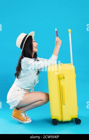 Hocke dich nach unten, um die junge Frau im Pass zu sehen Stockfoto