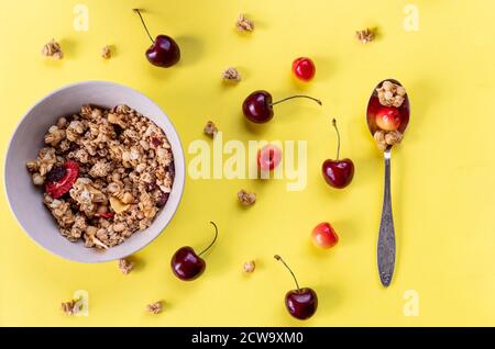 Schüssel mit leckeren Frühstücksmüesli mit Hafer und Weizenflocken Mit getrockneten Früchten und Nüssen in Keramikschale serviert gemischt Für eine gesunde nahrhafte Mahlzeit.High Stockfoto