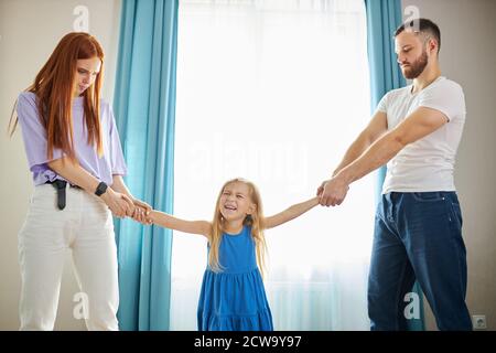 Traurige Tochter Gefühl aufgeregt über Eltern Scheidung, kaukasischen Kind Mädchen leiden unter Trauma beleidigt durch Kämpfe Konflikte gemeinsame Sorgerecht, Kind Mädchen zwischen Mann und Frau Stockfoto