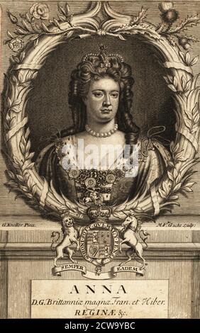 Anne (1665-1714), Königin von England, Schottland und Irland, später Großbritannien. In Perlenkette, Umhang und Kleid mit Erminenbesatz, Kette mit St. George Medaille, Wappen. In ovalem Rahmen mit englischen Rosen und schottischen Disteln verziert. Anna, D. G. Brittannia magna. Fran. Et Hiber. Reginae & c. Kupferstich von Gerard Vandergucht nach einem Gemälde von Sir Godfrey Kneller, erschienen in London, 18. Jahrhundert. Stockfoto