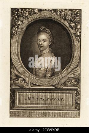 Frau Frances Abington oder Fanny Abington (1737-1815), englische Schauspielerin, die in Drury Lane und Covent Garden auftrat. Geboren Frances Baeton, heiratete sie königlichen Trompeter und Musiklehrer James Abington. Bekannt für ihren Sinn für Mode. Portrait in einem ovalen Rahmen, verziert mit Rosen, Vorhang und Theatermasken, Sockel unten mit Mrs. Abington. Kupferstich von einem unbekannten Künstler, London, Regency-Ära. Stockfoto