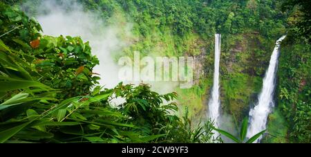 Landschaft TAD Fane Wasserfall im Nebel, wunderschöne Twin Wasserfall in der Regenzeit, Sehenswürdigkeiten in Süd-Laos. Stockfoto