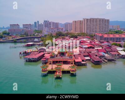 Der Blick von der Drohne auf Penang Stegen. Häuser auf dem Wasser. Die Insel Penang, Malaysia Stockfoto