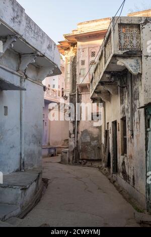 Enge bunte Gassen des Dorfes Delwara im ländlichen Rajasthan in der Nähe von Udaipur, Indien Stockfoto