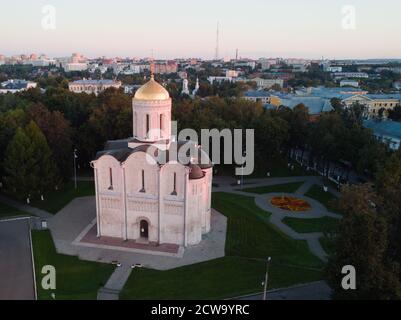 Die Kathedrale des Heiligen Demetrius in Vladimir. Russland. Fotografiert auf Drohne im Morgengrauen. UNESCO-Weltkulturerbe. Stockfoto