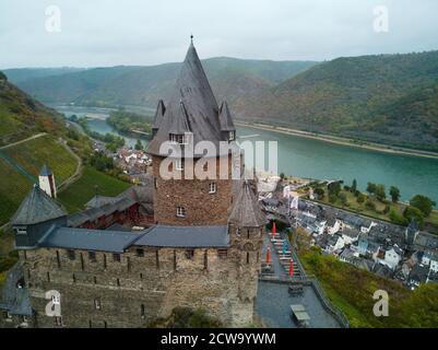 Eine mittelalterliche Burg auf einem Hügel über dem Rhein. Bacharach, Deutschland. Fotografiert von einer Drohne im Herbst 2019 Stockfoto