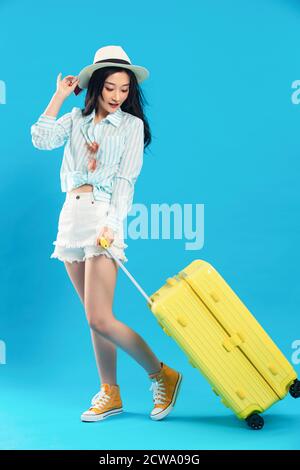 Die junge Frau mit Gepäck hat sich auf die Reise gemacht Stockfoto