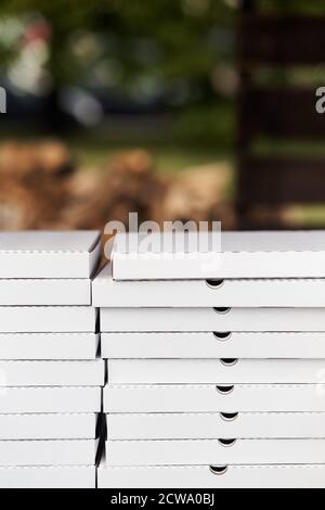 Stapel von weißen Pappe Pizza-Pakete. Pizza-Pakete aus nächster Nähe Stockfoto