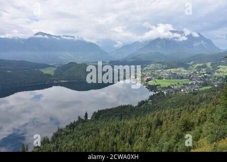 Altausseer See und ein Panoramablick auf die Berge und den See rund um Altaussee im Salzkammergut an einem bewölkten Tag in Österreich. Stockfoto