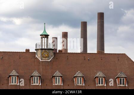 Dach, Uhrturm und Autoschornsteine in Wolfsburg Stockfoto