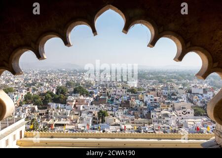 Blick über Udaipur aus dem City Palace befindet sich am Ufer des Lake Pichola, in Rajasthan, Indien Stockfoto