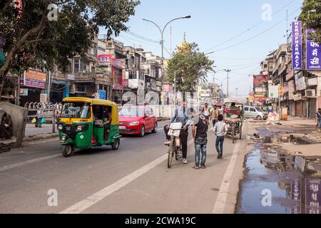 Geschäftige Chandni Chowk Road mit Tuk-Tuks, Autos und Fußgängern in Neu-Delhi, Indien Stockfoto