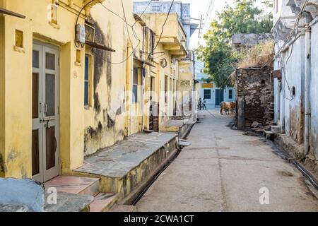 Enge bunte Gassen des Dorfes Delwara im ländlichen Rajasthan in der Nähe von Udaipur, Indien Stockfoto