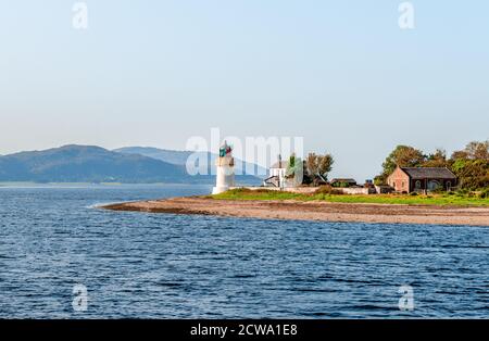 Ansicht der Corran Point Lighthouse und Lodge auf der Westseite der Corran verengt sich der Locrows des Loch Linnhe, in den schottischen Highlands. Stockfoto