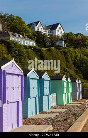 England, Kent, Dover, St.Margaret's Bay, Beach Huts und Cliff Top Housing Stockfoto