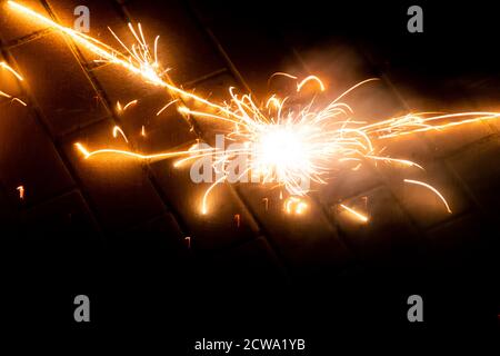 Wunderschöne Feuerwerk mit Feuerwerkskörpern und Springbrunnen beleuchtet die silvester Nacht für ein frohes neues Jahr mit Funkeln und Gute Brandversicherung Stockfoto