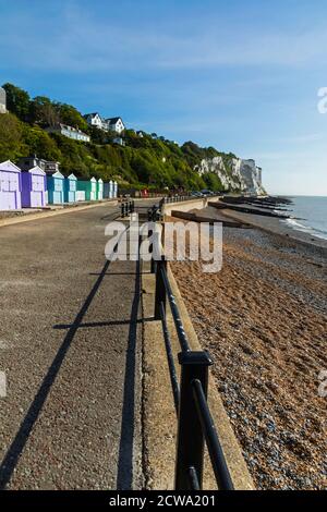 England, Kent, Dover, St.Margaret's Bay, Beach Huts und Cliff Top Housing Stockfoto