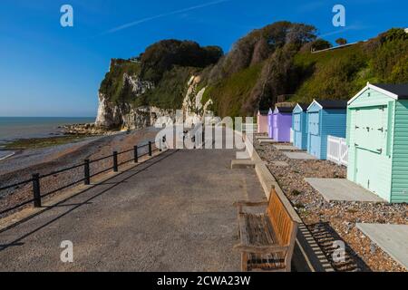 England, Kent, Dover, St.Margaret's Bay, Beach Huts und Cliff Top Housing Stockfoto