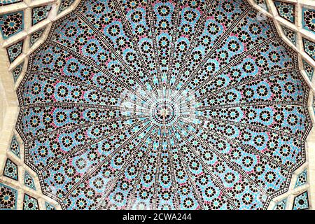 Detail der traditionellen persischen Mosaikkuppel mit geometrischem Ornament, Nasir al-Mulk Moschee (Rosa Moschee) in Shiraz, Iran Stockfoto