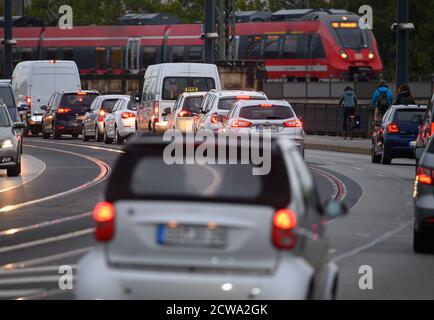 Dresden, Deutschland. September 2020. Autos, Radfahrer und ein S-Bahn überqueren die Marienbrücke morgens bei einem Warnstreik des öffentlichen Dienstes. Verdi will in den laufenden Tarifverhandlungen bundesweit einheitliche Regelungen für die Entschädigung von Überstunden, Zulagen für Schichtarbeit, Urlaubsansprüche und Sonderzahlungen für rund 87,000 Beschäftigte im öffentlichen Verkehr durchsetzen. Quelle: Robert Michael/dpa-Zentralbild/dpa/Alamy Live News Stockfoto